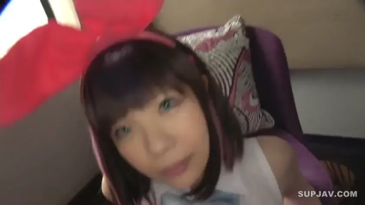 室内 · 脸部特写 · 自然 · 注视 · 仰视 · 角色扮演服 · 美瞳 · 红色蝴蝶结发箍