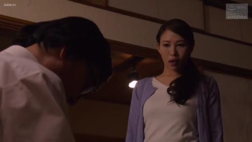 室内 · 严肃 · 站立 · 中景 · 熟女 · 剧情对话 · 紫色开衫