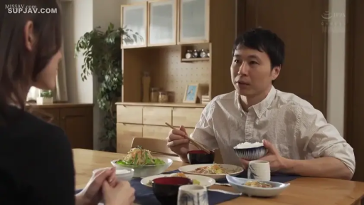 座り姿勢 · 中景 · 白色衬衫 · 居家 · 餐厅 · 平和 · 食事 · 餐具