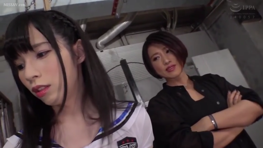 室内 · 阴沉 · 面部 · 站姿 · 制服 · 对视 · 黑色衬衫