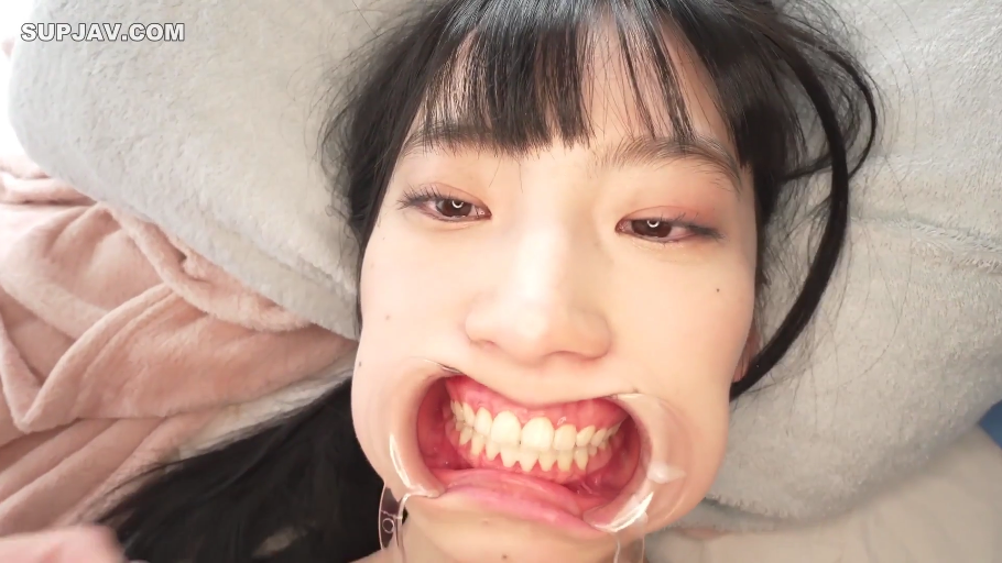 卧室 · 仰卧 · 面部特写 · 裸体