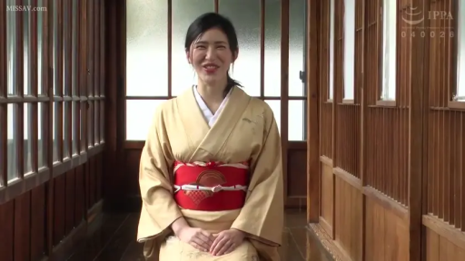 座り姿勢 · 微笑 · カメラに向かって · 半身 · 熟女 · 和服 · 日式走廊