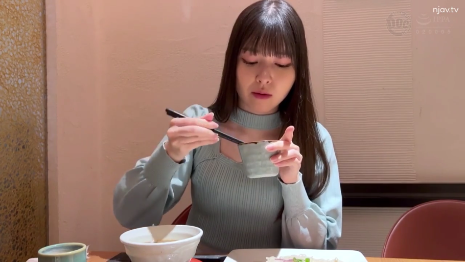 卧室 · 私处特写 · 跪姿 · 白色背心 · 阴茎 · 口交行为 · 双女 · 专注表情