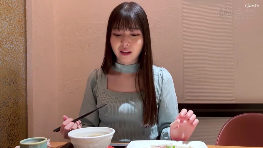 室内 · 耳环 · 裸露 · 侧脸特写 · 俯身姿势 · 投入表情 · 喘息行为