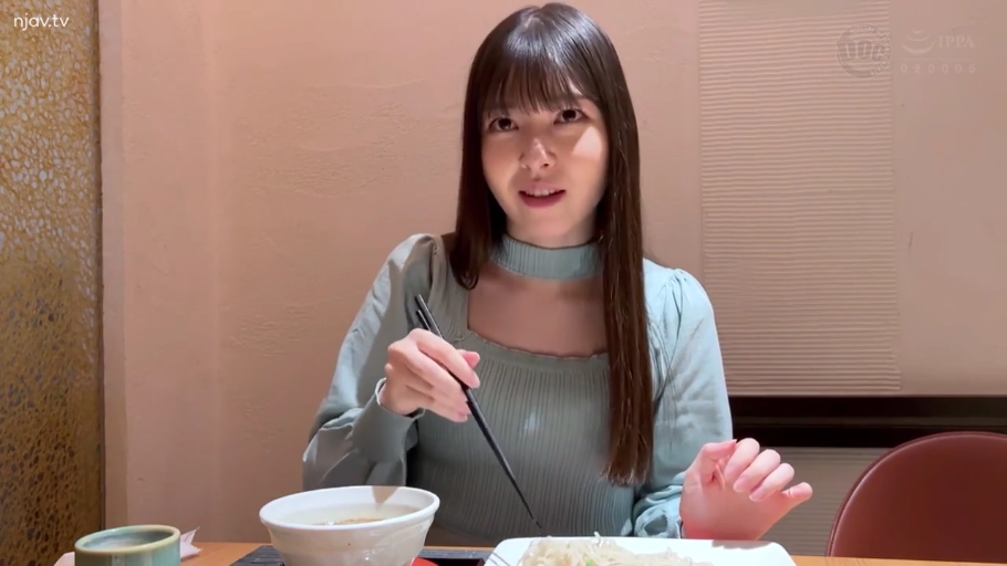 站立 · 中景 · 警觉 · 公交车 · 公共场所 · 白色长袖上衣 · 环顾 · 公交拉环