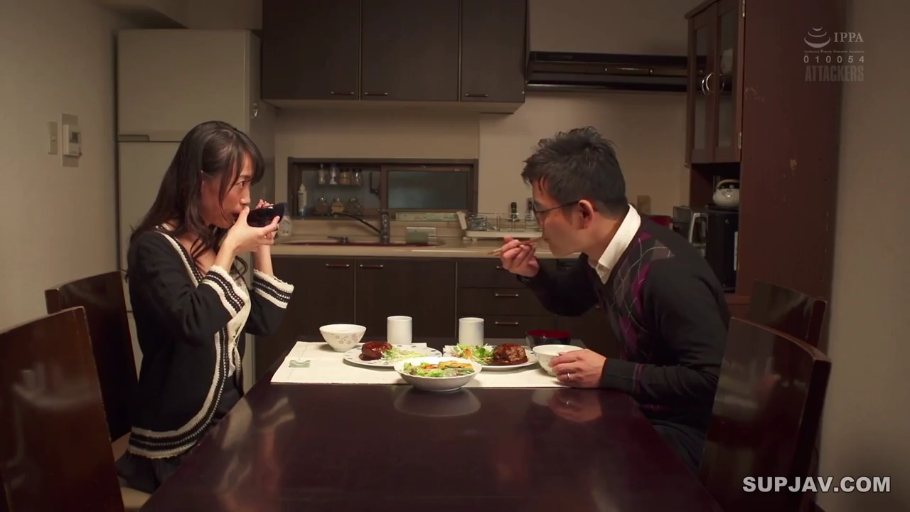 坐姿 · 中景 · 平靜 · 针织衫 · 餐厅 · 用餐 · 餐具 · 生活化