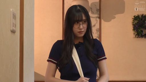 室内 · 站立 · 半身 · 蓝色短袖