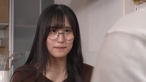 室内 · 坐姿 · 眼镜 · 微笑 · 面部特写 · 注视 · 棕色毛衣 · 黑长直