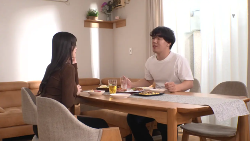 坐姿 · 中景 · 自然 · 餐厅 · 用餐 · 棕色针织衫