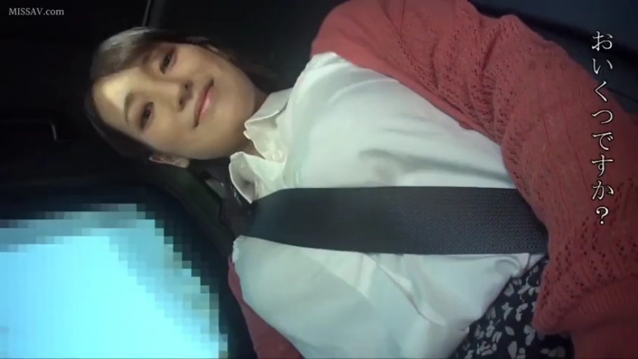 坐姿 · 面部特写 · 看向镜头 · 安全带 · 甜美微笑 · 日文文本 · 轿车内 · 白衬衫配粉色开衫