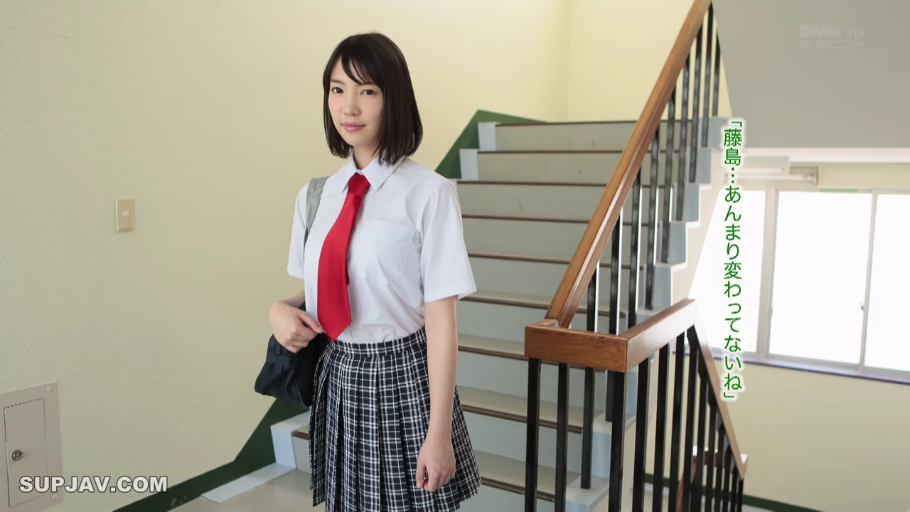 胸部 · 卧室 · 床铺 · 平静 · 抚摸 · 昏暗 · 卧姿 · 上半身裸露