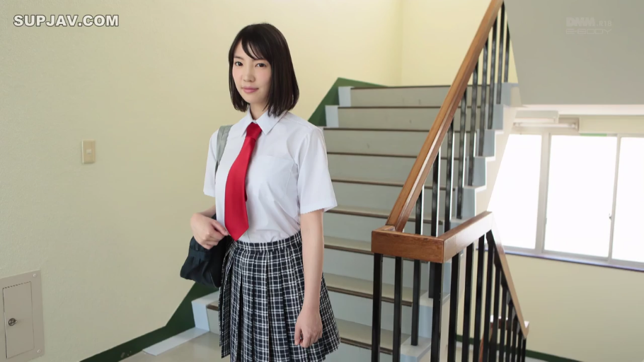 面部 · 站立 · 展示 · 微笑 · 货架 · 明亮 · 成人用品店 · 蓝色薄纱上衣