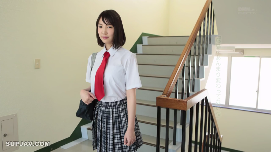 室内 · 站立 · 微笑 · 面部特写 · 对视 · 褐色上衣 · 角色介绍字幕