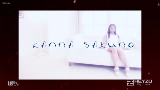 坐姿 · 全身 · 平静 · 摆拍 · 客厅 · 白色沙发 · 白色无袖裙 · 过曝滤镜