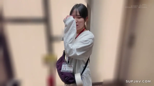 站立 · 羞涩 · 中景 · 走廊 · 谈话 · 偷拍视角 · 工作证 · 白色长袖上衣