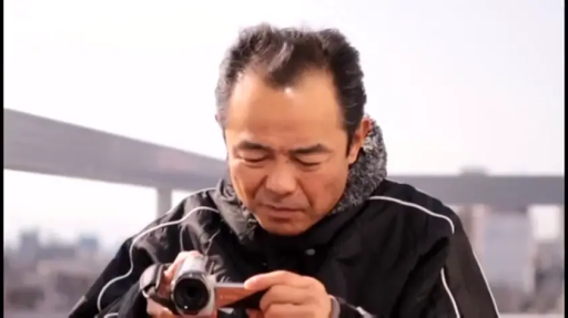 Whole body · Squat position · 平静 · staged photo · Outdoor · Trench coat · 天台 · 白色提包