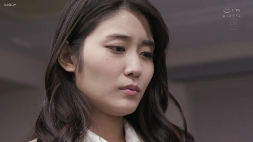 室内 · 忧郁 · 面部特写 · 职业装 · 凝视 · 长发 · 微低头