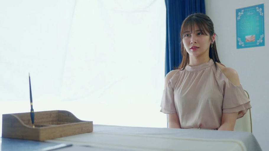 坐姿 · 笔筒 · 平静 · 静坐 · 房间 · 上半身 · 职场 · 米色无袖上衣