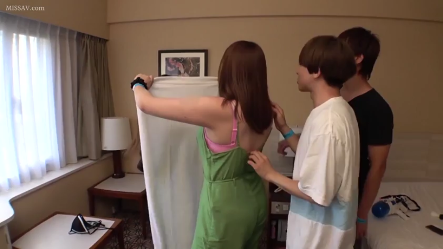 遮挡 · 专注 · 酒店房间 · 三人 · 白布 · 背对站立 · 连体裙