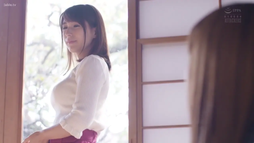 障子门 · 巨乳 · 站姿 · 微笑 · 注视 · 侧面特写 · 日式房间 · 白色针织衫