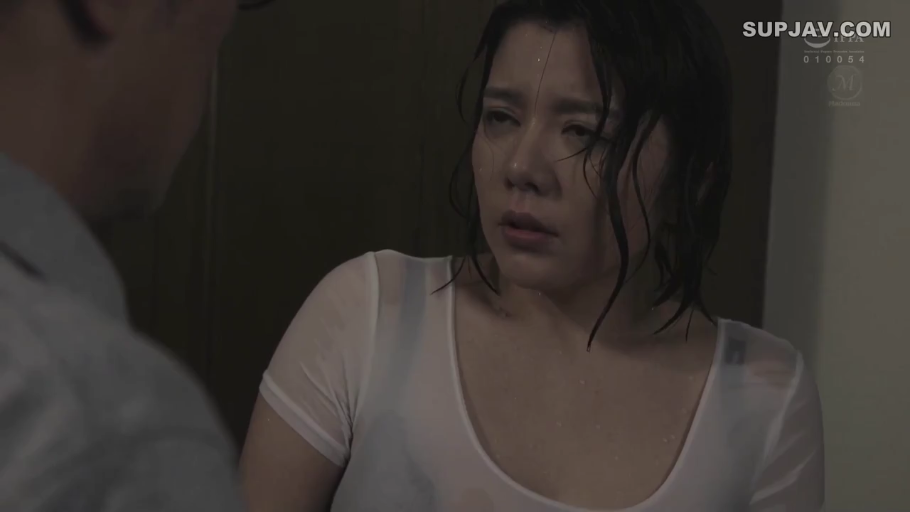 室内 · 严肃 · 站立 · 湿身 · 上半身特写 · 对峙 · 白色湿透T恤