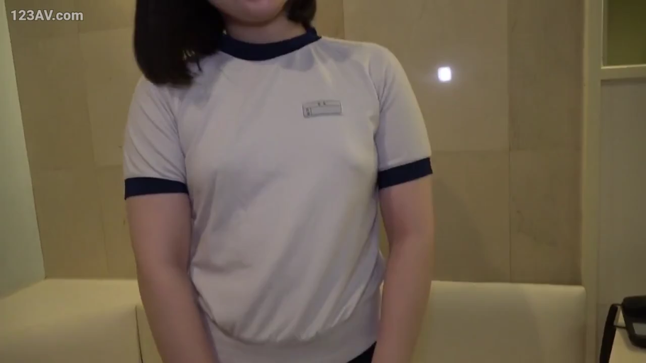 全身 · 甜美 · 站姿 · 盆栽 · 客厅 · 居家 · 粉色睡裙 · 拉窗帘
