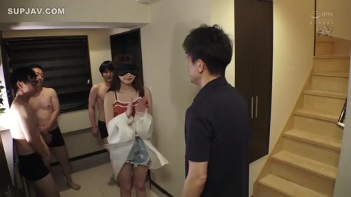 室内 · 站立 · 远景 · 吊带衫