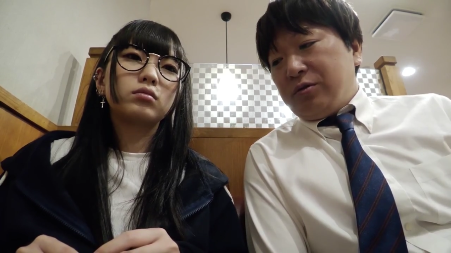 坐姿 · 严肃 · 眼镜 · 半身特写 · 交流 · 多人 · 餐厅 · 连帽衫与正装