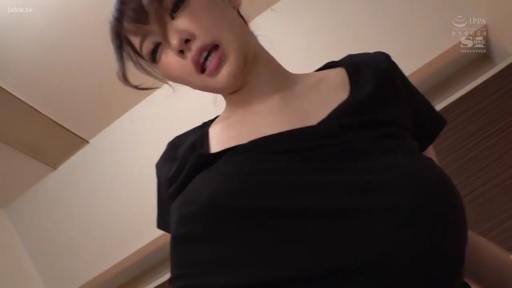 室内 · 面部 · 专注 · 黑色T恤 · 脱衣 · 俯拍视角 · 站立前倾