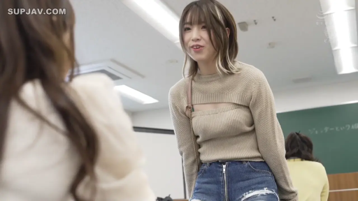 教室 · 站姿 · 微笑 · 半身 · 对话 · 单肩包 · 染发 · 露胸毛衣