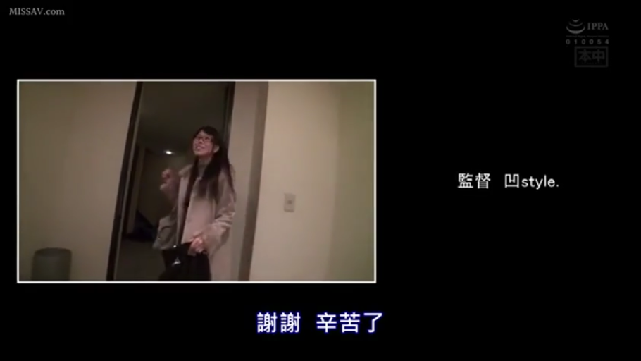 全身 · 站立 · 微笑 · 手提包 · 浅色大衣 · 室内玄关 · 素人风 · 回家