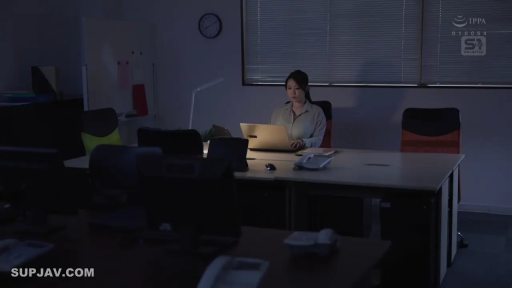 坐姿 · 专注 · 办公室 · 全景 · 衬衫 · 笔记本电脑 · 工作 · 加班