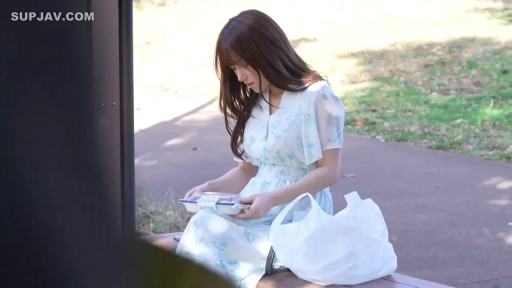 Sitting Posture · Melancholy · Medium shot · 长发 · Floral print dress · 准备用餐 · 户外公园 · 便当盒