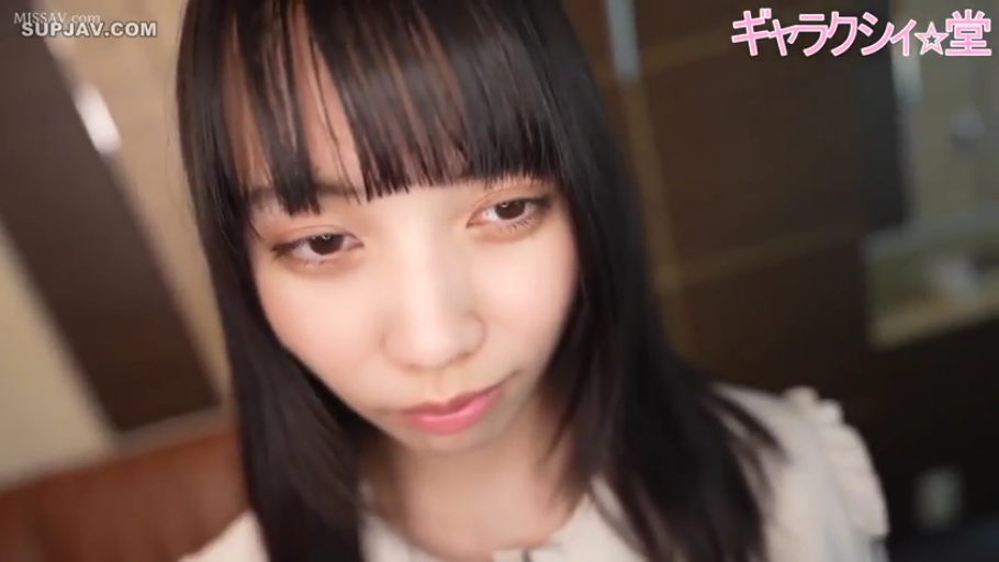 室内 · 坐姿 · 脸部特写 · 白色衬衫 · 平淡 · 俯视 · 黑直发