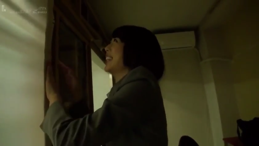 放松 · 侧脸特写 · 室内走廊 · 灰色职业西装外套