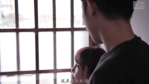 严肃 · 站立 · 面部特写 · 对视 · 黑色短袖 · 室内窗边 · 窗格