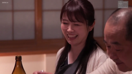 坐姿 · 饮酒 · 餐厅 · 酒瓶 · 特写 · 日本AV · 欢笑 · 休闲开衫