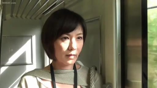 严肃 · 面部 · 站立 · 注视 · 针织衫 · 熟女 · 电车 · 挂绳