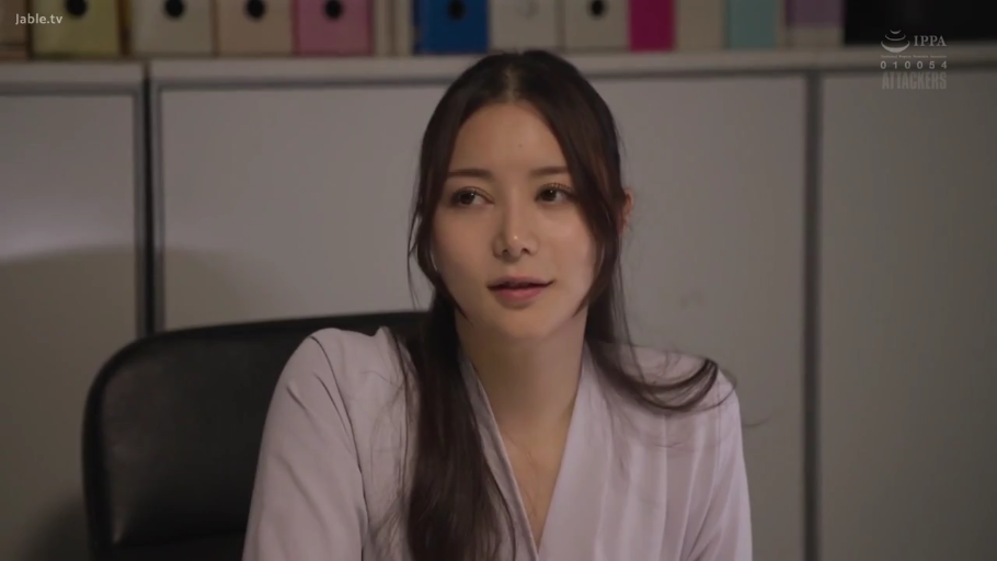 Sitting Posture · Close-up of the face · 办公室 · Office chair · 平静 · 长发 · 倾听 · 浅色衬衫