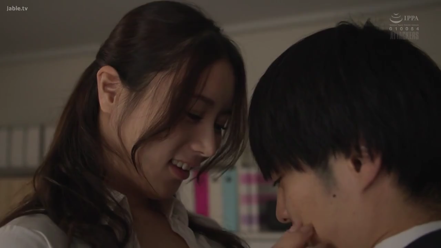 室內 · 白襯衫 · 温柔 · 面部特寫 · 书柜 · 親密互動 · 近距离对视 · OL職場