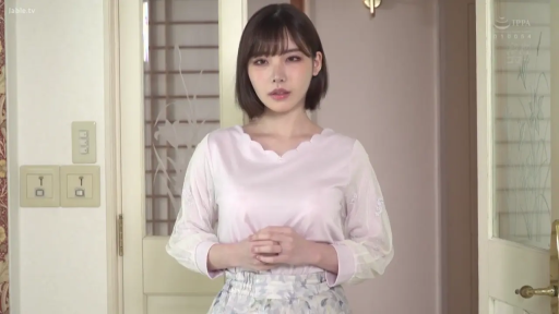 Stand · 端庄 · 短发 · 室内门口 · 半身照 · 淡粉色上衣 · 交叉双手