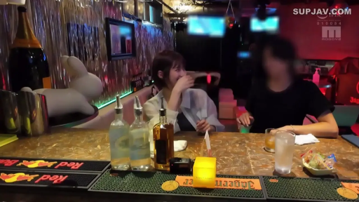 坐姿 · 微笑 · 酒瓶 · 休闲服 · 酒吧 · 社交饮酒 · 夜场灯光