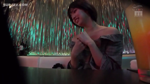 坐姿 · 交谈 · 微笑 · 半身 · 短发 · 酒吧 · 露肩上衣 · 饮料