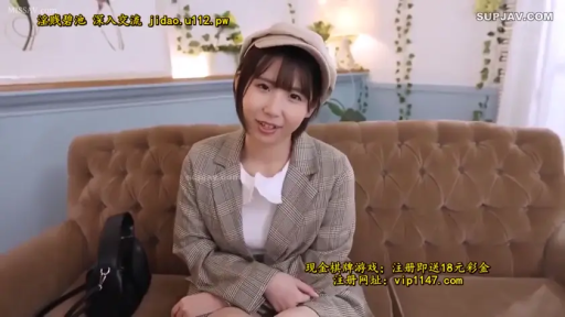 Sitting Posture · Medium shot · Smile · Indoor sofa · Beret · 视频水印 · Black handbag · 对镜头讲话