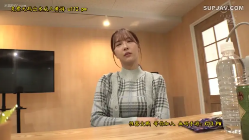 室内 · 坐姿 · 忧郁 · 巨乳 · 半身 · 桌子 · 访谈 · 格纹毛衣