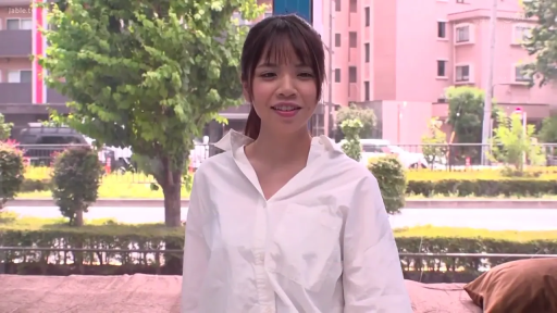 白色衬衫 · 半身 · 正坐 · 户外