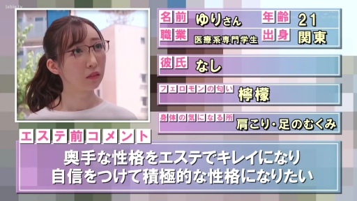 站立 · 中景 · 户外 · 平淡 · 白色T恤 · 自我介绍 · 采访 · 文字展板