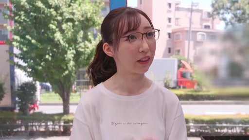 低头 · 面部特写 · 自然光 · 白色T恤 · 黑框眼镜 · 室外街头 · 站立双手合十 · 致歉