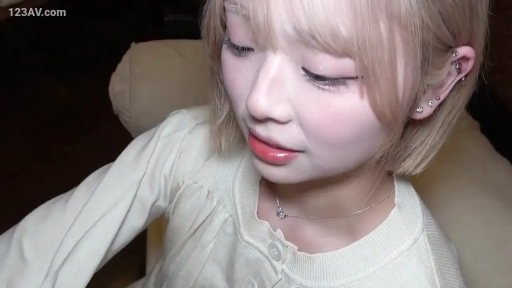 室内 · 俯身 · 平静 · 面部特写 · 凝视 · 米色针织衫