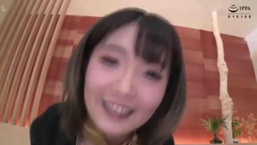 室内 · 脸部特写 · 前倾 · 黑色外套